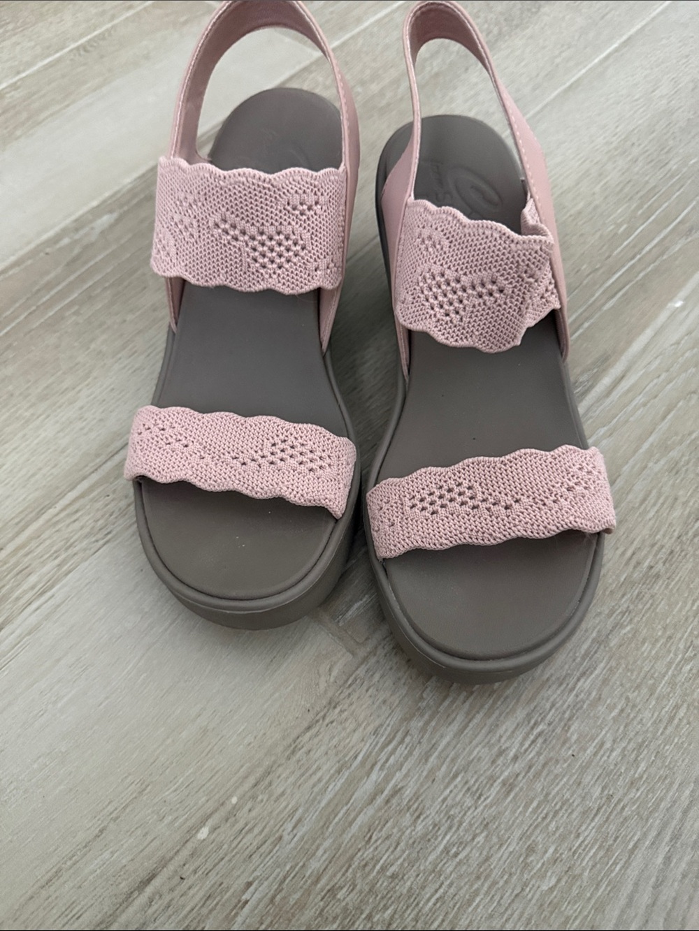 Sketchers Cali sz 9 never worn Women’s rose Crochet-look Strap Sandals